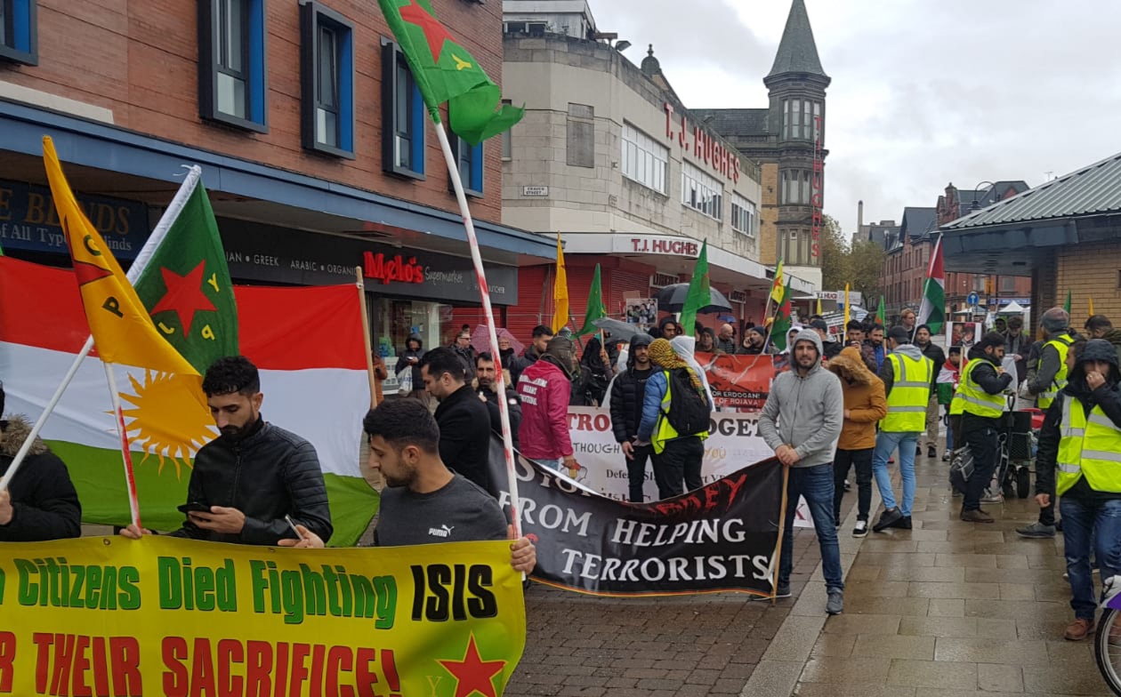 Photo of ليفربول في اليوم العالمي للتضامن مع روج آفا