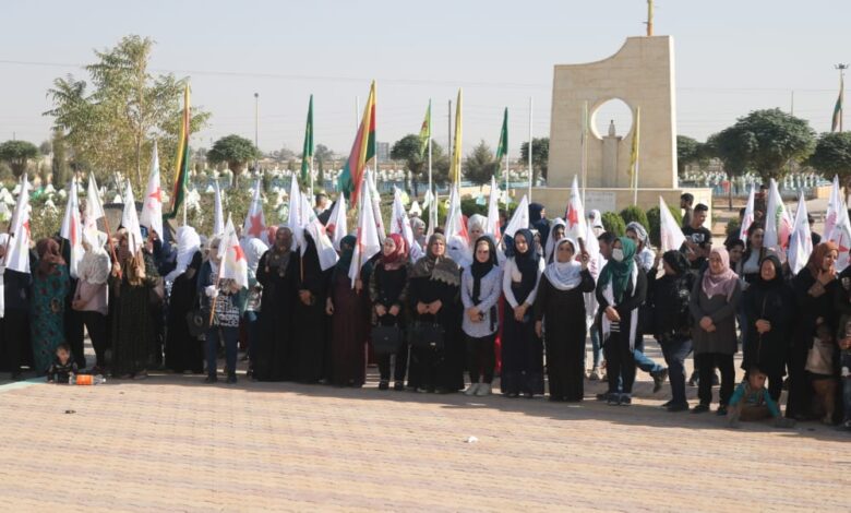 Photo of مجلس المرأة في الـPYD يقدم درع استذكاري لعائلة الشهيدة زيلان بالحسكة