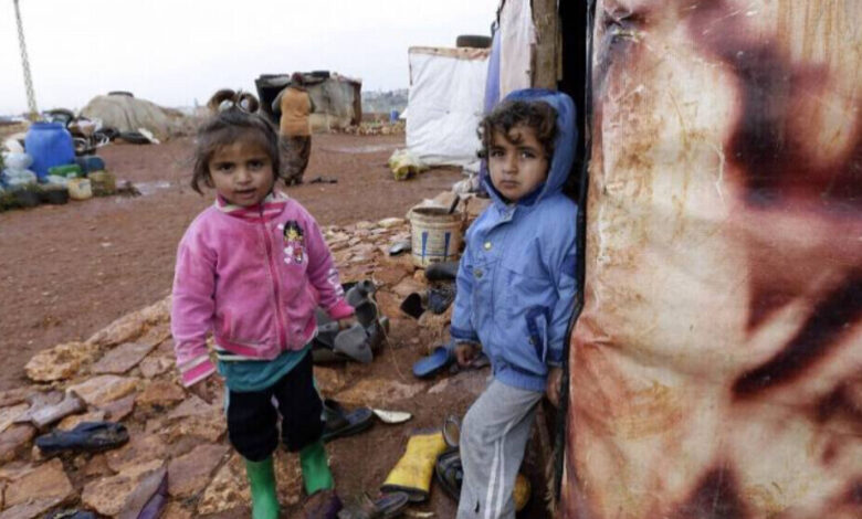 Photo of لاجئون سوريون يعيشون فقر مدقع في لبنان