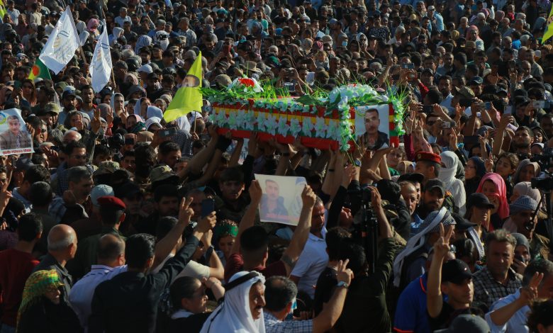 Photo of عشرات الآلاف من سكان شمال وشرق سوريا يشاركون بمراسم تشييع الشهيد فرهاد شلبي