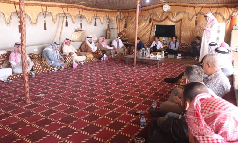 Photo of وفد من الاتحاد الديمقراطي يلتقي بشيوخ ووجهاء العشائر في حي الصكورة