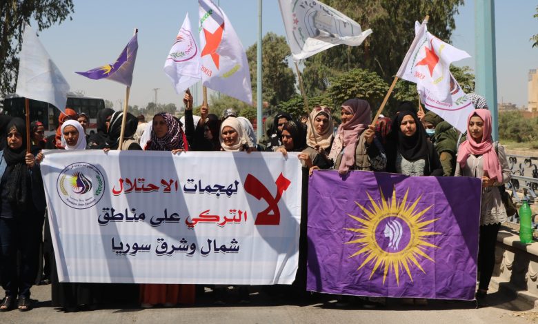 Photo of تجمع نساء زنوبيا ينظم وقفة احتجاجية في إقليم الرقة