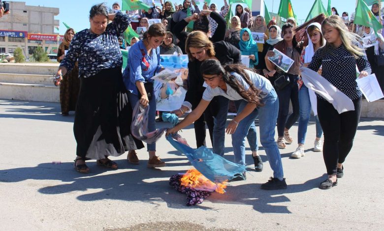 Photo of نساء كوباني يحرقن شعورهن تضامناً مع الفتاة الكردية “مهسا أميني”