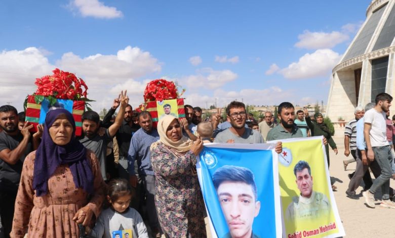 Photo of مراسم تشييع الشهيدين “سنان وعثمان” في كوباني