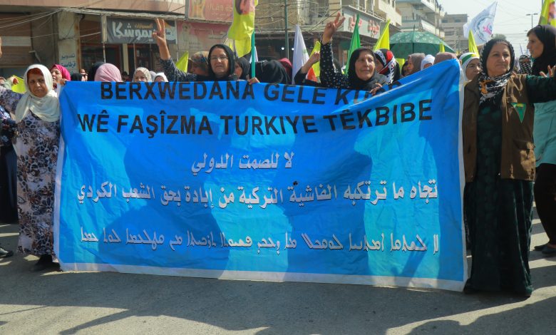 Photo of أهالي مدينة قامشلو يتظاهرون تنديداً بالهجمات التركية على مناطق شمال وشرق سوريا