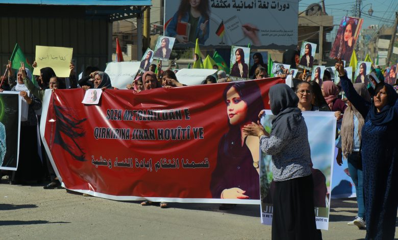Photo of خلال مظاهرة في مدينة قامشلو.. إحراق أغطية الرأس احتجاجاً على مقتل الشابة الكردية جينا أميني