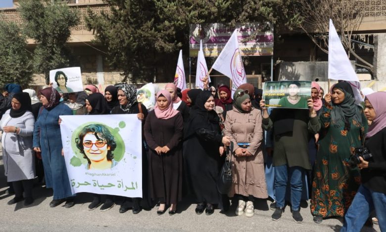Photo of وقفة احتجاجية في منبج تنديداً باغتيال الأكاديمية ناكهان اكارسال